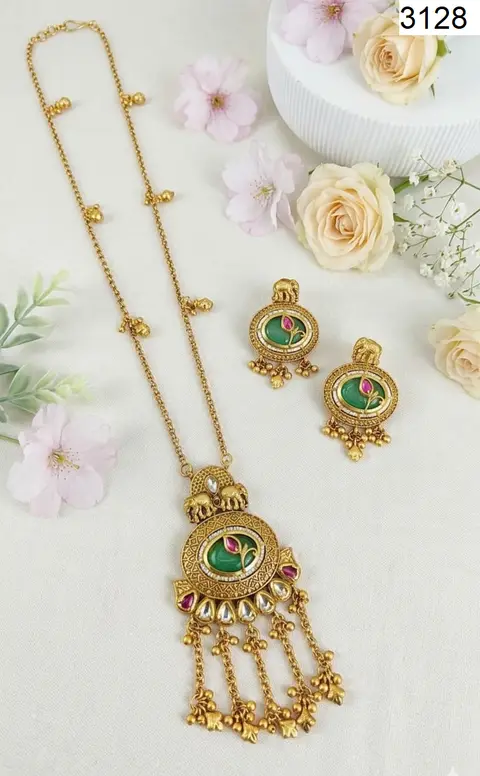 Heritage set imitation jewellery — design 10